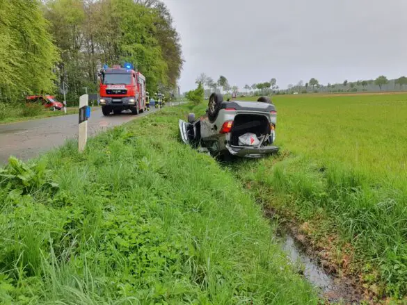 Zwei PKW kollidieren in Melle, Auto kippt im Straßengraben aufs Dach