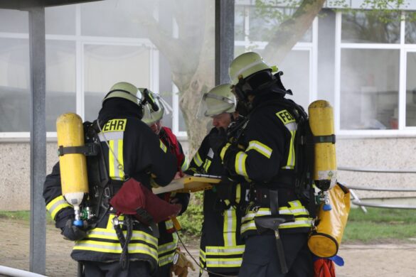 Großübung von Rettungsdienst und Feuerwehr: Viele Verletzte nach Verpuffung in Schule