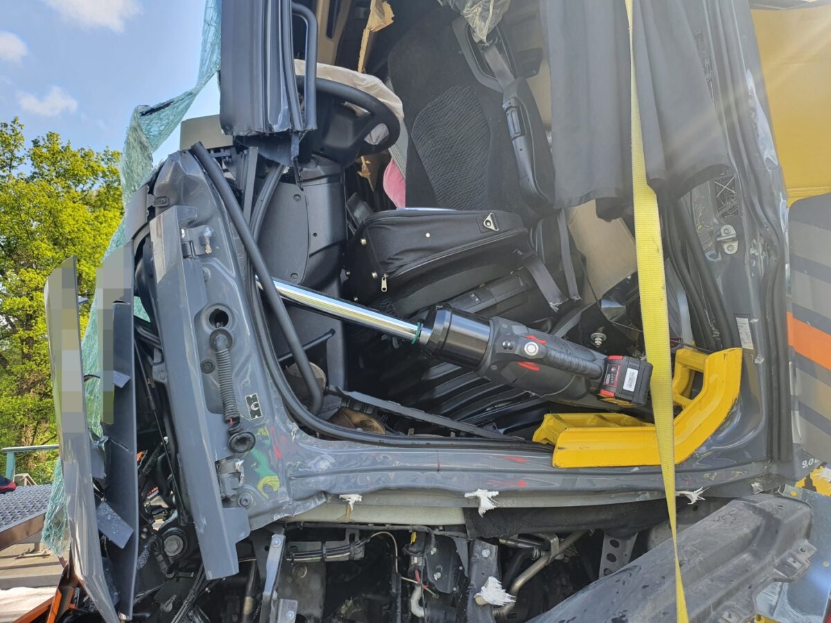 Schwer Und Lebensgefährlich Verletzte Nach Unfall Mit Mehreren LKW Auf ...