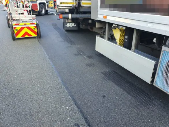 Schwer und lebensgefährlich Verletzte nach Unfall mit mehreren LKW auf Autobahn A30 bei Ibbenbüren