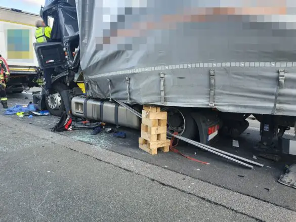 Schwer und lebensgefährlich Verletzte nach Unfall mit mehreren LKW auf Autobahn A30 bei Ibbenbüren