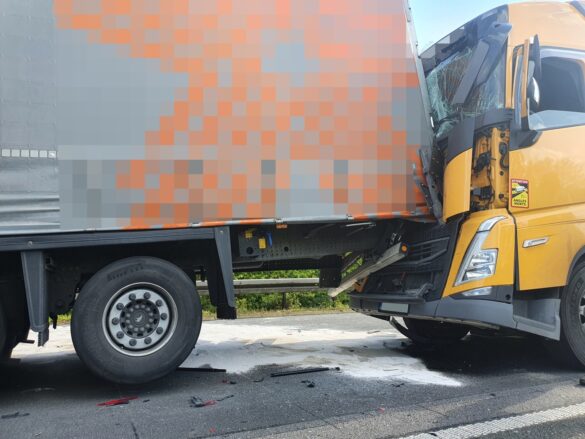 Schwer und lebensgefährlich Verletzte nach Unfall mit mehreren LKW auf Autobahn A30 bei Ibbenbüren