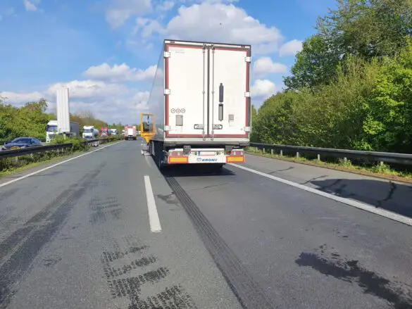 Schwer und lebensgefährlich Verletzte nach Unfall mit mehreren LKW auf Autobahn A30 bei Ibbenbüren