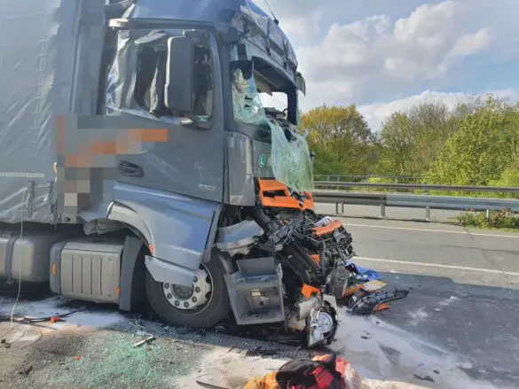 Schwer und lebensgefährlich Verletzte nach Unfall mit mehreren LKW auf Autobahn A30 bei Ibbenbüren
