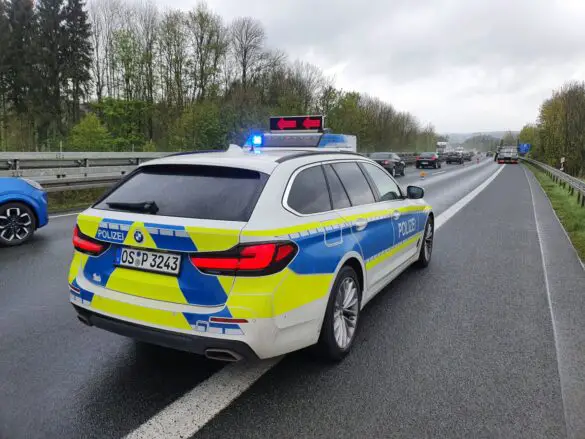 Motorradfahrer fällt auf LKW und fährt hunderte Meter mit - Unfall auf Autobahn A33