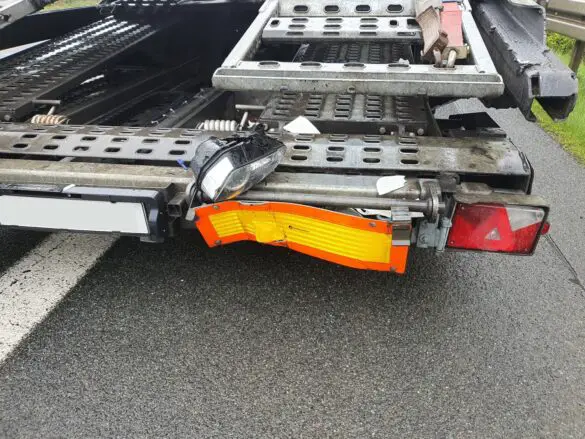 Motorradfahrer fällt auf LKW und fährt hunderte Meter mit - Unfall auf Autobahn A33