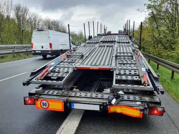 Motorradfahrer fällt auf LKW und fährt hunderte Meter mit - Unfall auf Autobahn A33