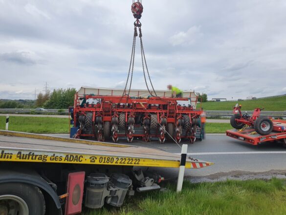 Sämaschine von LKW gefallen - Bergung im Autobahnkreuz Lotte-Osnabrück zwischen A30 und A1
