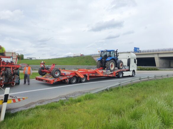 Sämaschine von LKW gefallen - Bergung im Autobahnkreuz Lotte-Osnabrück zwischen A30 und A1