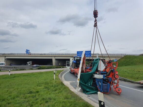 Sämaschine von LKW gefallen - Bergung im Autobahnkreuz Lotte-Osnabrück zwischen A30 und A1