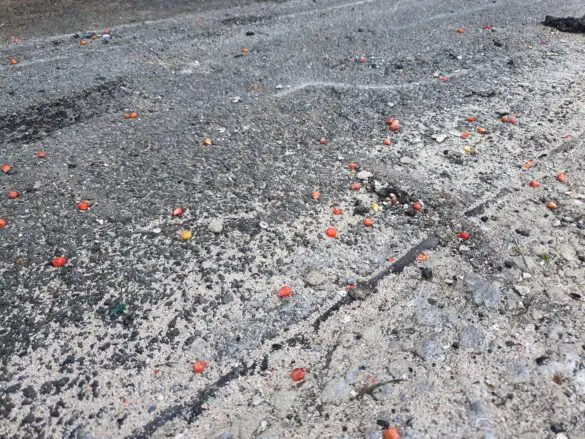 Sämaschine von LKW gefallen - Bergung im Autobahnkreuz Lotte-Osnabrück zwischen A30 und A1