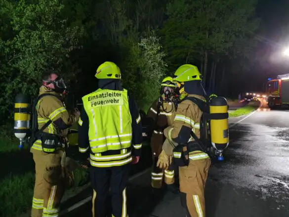 PKW fängt in Hilter während der Fahrt Feuer, Zeuge macht Fahrerin aufmerksam