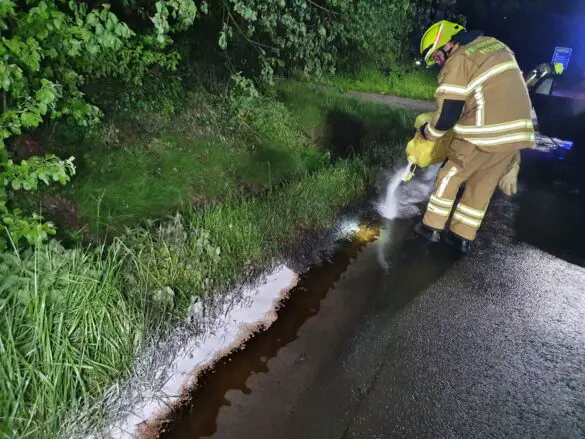 PKW fängt in Hilter während der Fahrt Feuer, Zeuge macht Fahrerin aufmerksam
