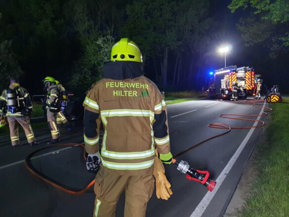 PKW fängt in Hilter während der Fahrt Feuer, Zeuge macht Fahrerin aufmerksam
