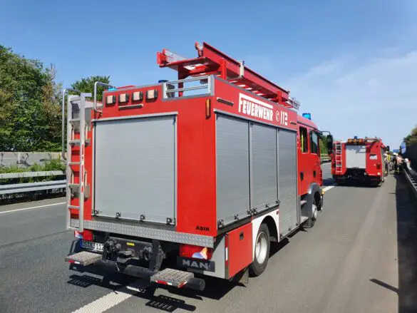 Tierrettung auf A30: Feuerwehr befreit Pferd aus Anhänger, Verkehrsteilnehmer verhalten sich respekt- und rücksichtslos