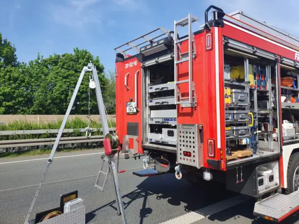 Tierrettung auf A30: Feuerwehr befreit Pferd aus Anhänger, Verkehrsteilnehmer verhalten sich respekt- und rücksichtslos
