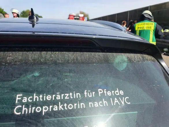 Tierrettung auf A30: Feuerwehr befreit Pferd aus Anhänger, Verkehrsteilnehmer verhalten sich respekt- und rücksichtslos