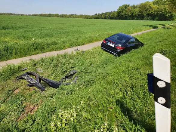 Zusammenstoß: Radfahrer stürzt, PKW fährt in Graben - Unfall auf Landstraße in Belm