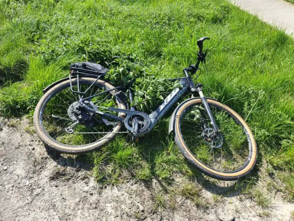 Zusammenstoß: Radfahrer stürzt, PKW fährt in Graben - Unfall auf Landstraße in Belm