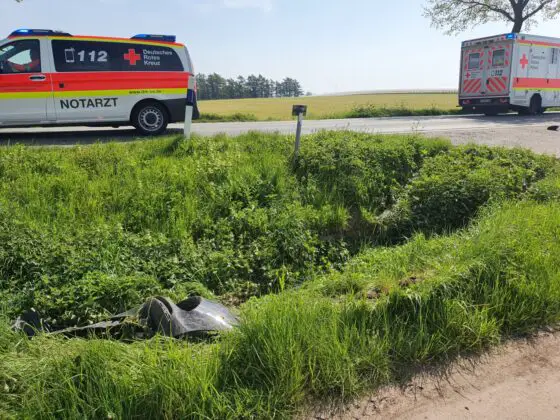 Zusammenstoß: Radfahrer stürzt, PKW fährt in Graben - Unfall auf Landstraße in Belm