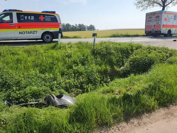 Zusammenstoß: Radfahrer stürzt, PKW fährt in Graben - Unfall auf Landstraße in Belm
