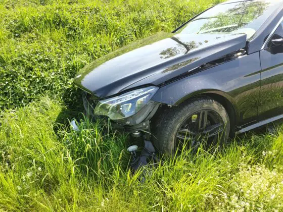 Zusammenstoß: Radfahrer stürzt, PKW fährt in Graben - Unfall auf Landstraße in Belm