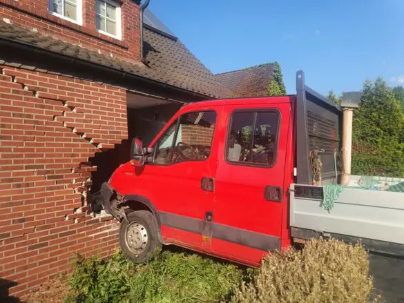 Transporter durchbricht Hauswand in Bramsche