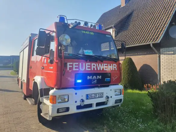 Transporter durchbricht Hauswand in Bramsche