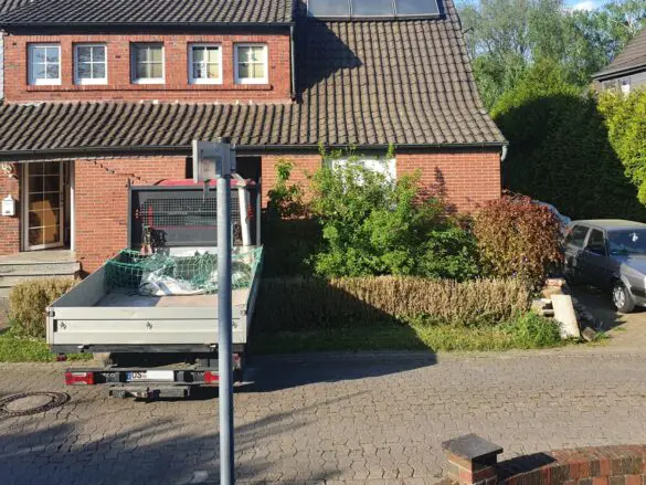 Transporter durchbricht Hauswand in Bramsche