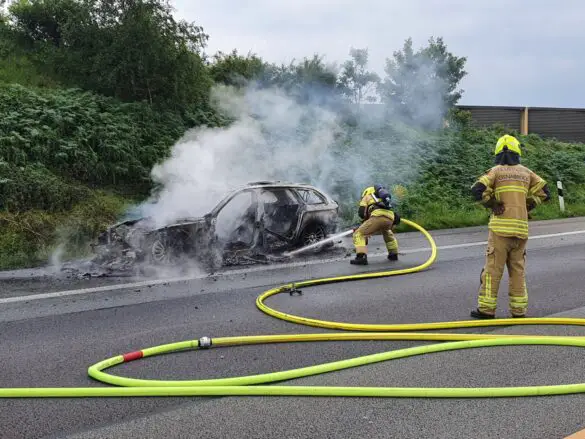 PKW brennt auf Autobahn A1 bei Bramsche lichterloh