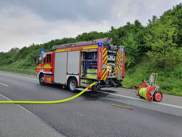 PKW brennt auf Autobahn A1 bei Bramsche lichterloh