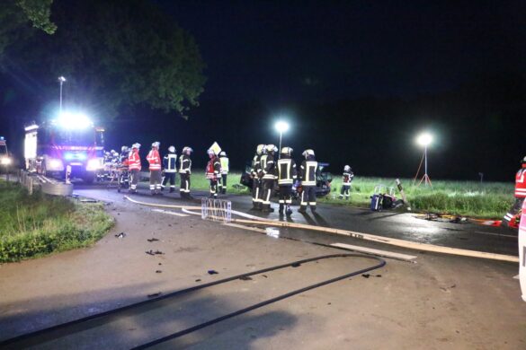 Großeinsatz: Mehrere Schwerverletzte und eine eingeklemmte Person nach PKW-Crash in Bad Iburg