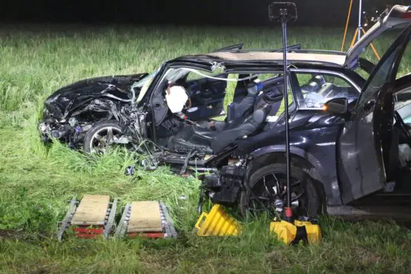 Großeinsatz: Mehrere Schwerverletzte und eine eingeklemmte Person nach PKW-Crash in Bad Iburg