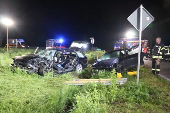 Großeinsatz: Mehrere Schwerverletzte und eine eingeklemmte Person nach PKW-Crash in Bad Iburg