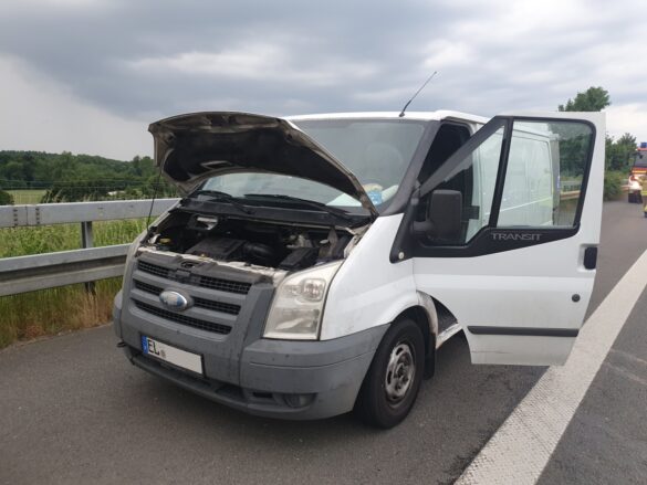 Fahrzeugmotor dreht auf Autobahn A30 durch, Feuerwehr verhindert Schlimmeres