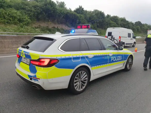 Fahrzeugmotor dreht auf Autobahn A30 durch, Feuerwehr verhindert Schlimmeres