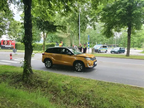 Lebensgefährlicher Unfall: PKW und Fußgängerin kollidieren in Melle. / Foto: Heiko Westermann Lebensgefährlicher Unfall: PKW und Fußgängerin kollidieren in Melle