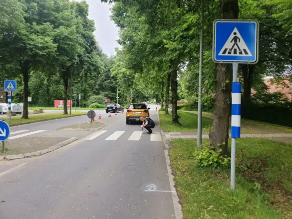 Lebensgefährlicher Unfall: PKW und Fußgängerin kollidieren in Melle. / Foto: Heiko Westermann Lebensgefährlicher Unfall: PKW und Fußgängerin kollidieren in Melle