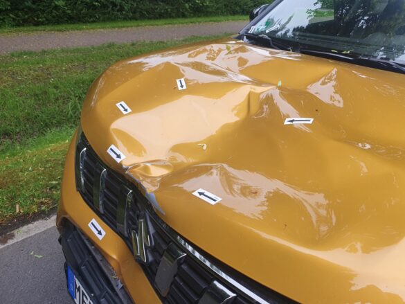 Lebensgefährlicher Unfall: PKW und Fußgängerin kollidieren in Melle. / Foto: Heiko Westermann Lebensgefährlicher Unfall: PKW und Fußgängerin kollidieren in Melle