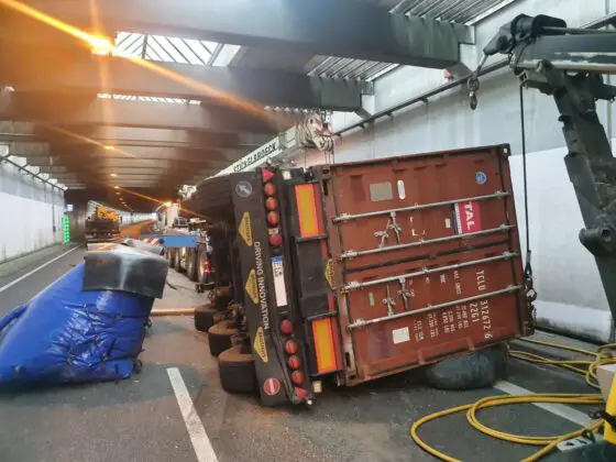 Autobahn A33 bei Dissen für LKW-Bergung über Tag voll gesperrt