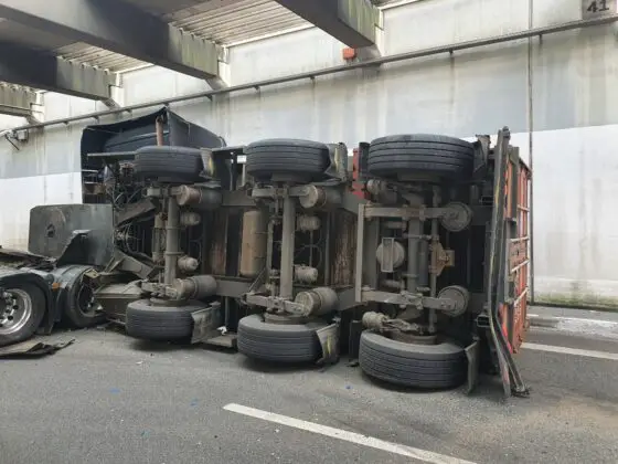 Autobahn A33 bei Dissen für LKW-Bergung über Tag voll gesperrt