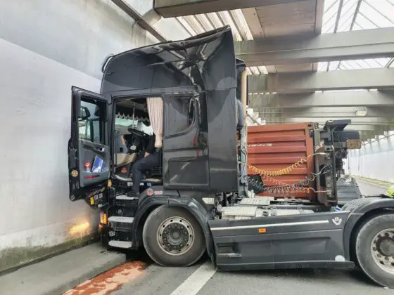 Autobahn A33 bei Dissen für LKW-Bergung über Tag voll gesperrt