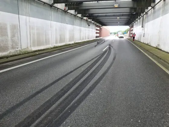 Autobahn A33 bei Dissen für LKW-Bergung über Tag voll gesperrt