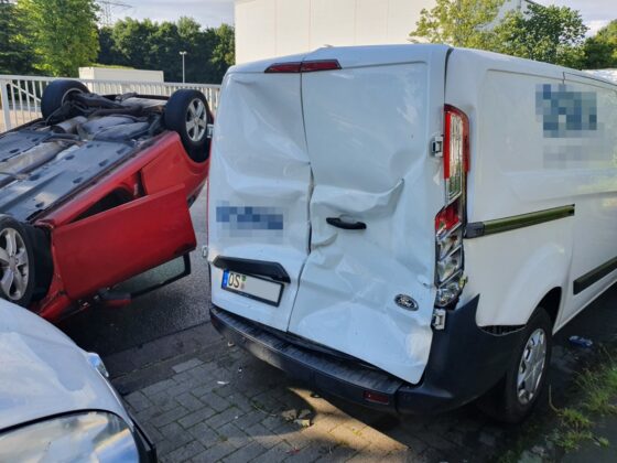 Auto bei Unfall in Osnabrücker Industriegebiet umgekippt