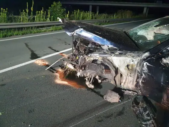 Crash auf A30 bei Melle: Zwei Autos kollidieren, ein PKW überschlägt sich