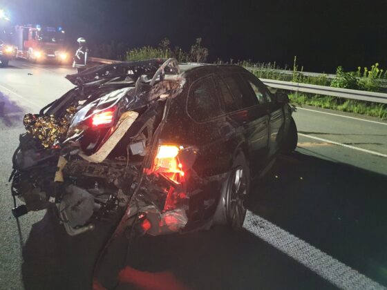 Crash auf A30 bei Melle: Zwei Autos kollidieren, ein PKW überschlägt sich