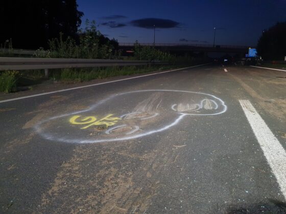 Crash auf A30 bei Melle: Zwei Autos kollidieren, ein PKW überschlägt sich