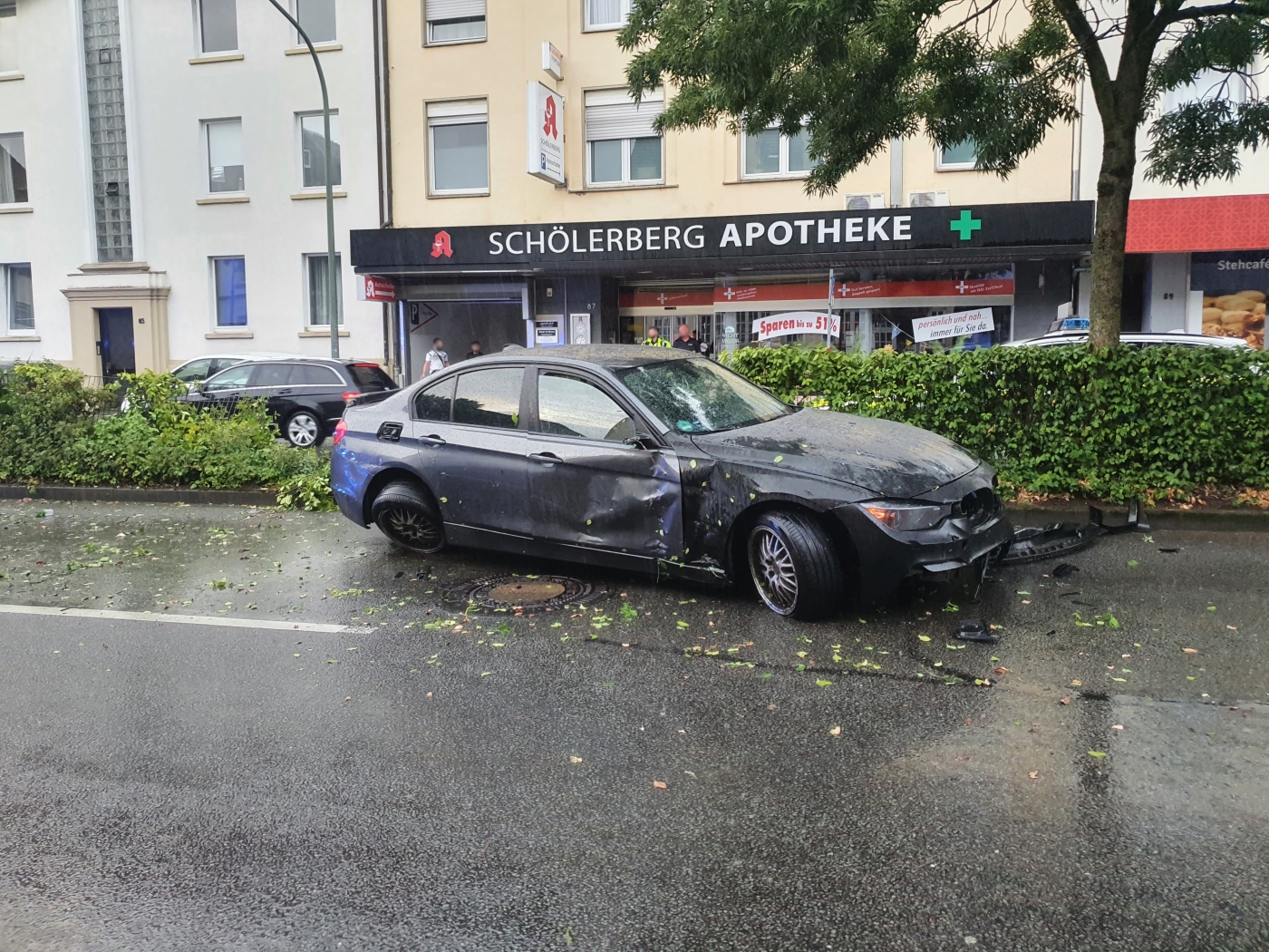 PKW durchbricht Zaun an Iburger Straße