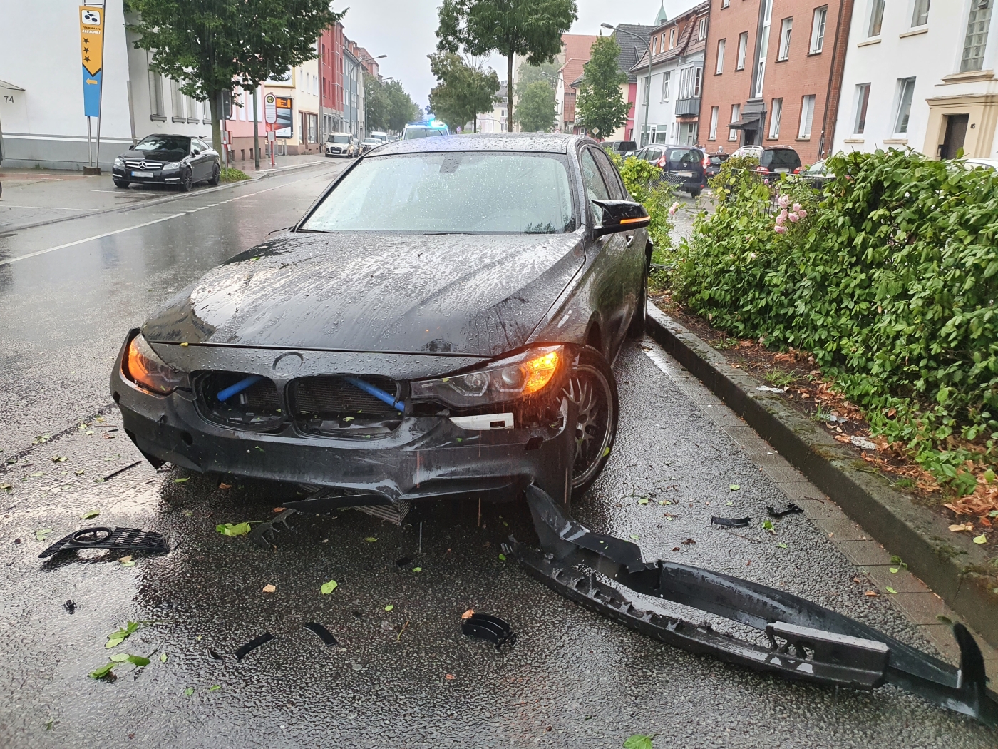 PKW durchbricht Zaun an Iburger Straße