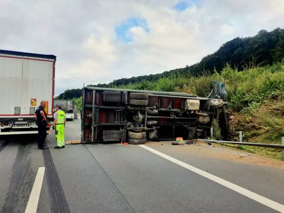 LKW mit Gerüstteilen kippt auf Autobahn A30 um, mehrere Fahrzeuge beschädigt. / Foto: Heiko Westermann LKW mit Gerüstteilen kippt auf Autobahn 30 um, mehrere Fahrzeuge beschädigt